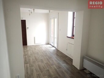 Pronájem komerčního prostoru 12 m2 v přízemí u místeckého ná - 6