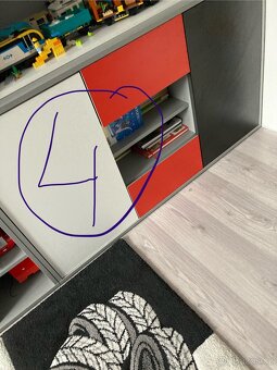 Dětský pokoj: postel auto (90/200),skříně a koberec. - 6