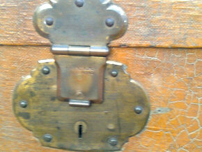 lodní kufr, 2ks, rámy obrazu, selský stůl se šuplíky - 6