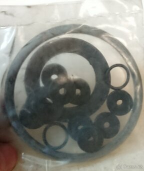 Drobné díly auto-moto, vypínače, žárovky, spojovák. - 6