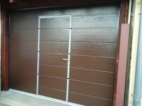 Sekční garážová vrata s dveřmi. - 6