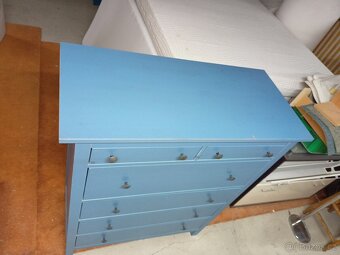 Prodám hezkou komodu z masivu IKEA HEMNES v modrém odstínu - 6