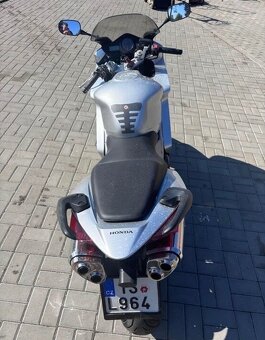 Zdravím prodám Hondu 800 rok 2003 najeto ma 45k na motorce j - 6