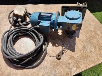 Elektromotor s převodovkou a navijákem. - 6