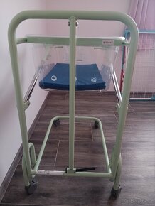 Prodám nebo půjčím profesionální pojízdnou dětskou postýlku - 6