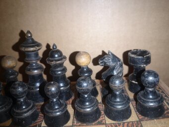 ŠACHY; staré dřevěné šachové figurky s patinou - komplet - 6