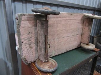 Nabízím starožitný dřevěný model auta. Jen co je a foto. Nej - 6