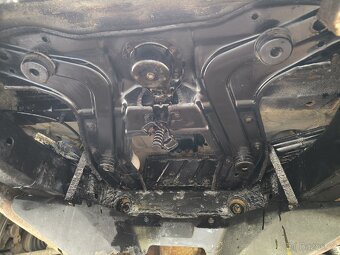 Expediční speciál Land Rover Discovery 3 - 6