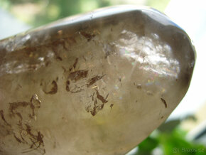 Krásná velká Záhněda jako světelný hladký krystal - 6