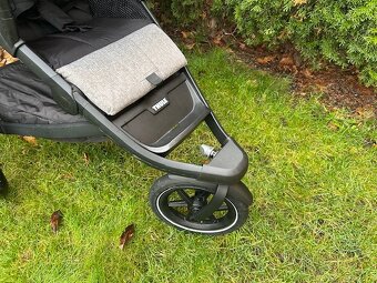 Thule Urban Glide 2 s novorozeneckou korbičkou a madlem - 6