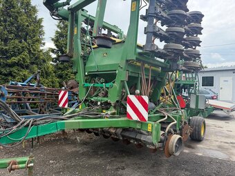 Secí stroj na obilí John Deere 750A, pracovní záběr 6m, rv 2 - 6