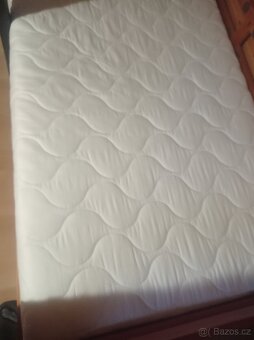 Dřevěná postel s matrací roštem a bočnicí - 6