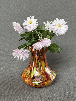 Starožitná malá váza 9.5 cm, barevné brokové sklo - 6