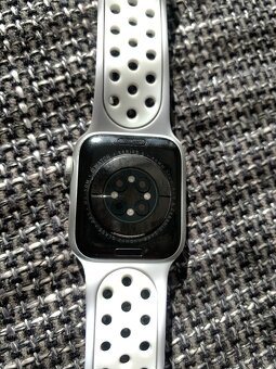 Prodám Apple Watch 6 - 6