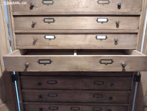 Stará velká dřevěná šuplíková skříň se zámkem - 6