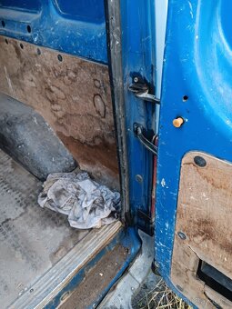 FORD TRANSIT 2,4 DI 2002 - 6