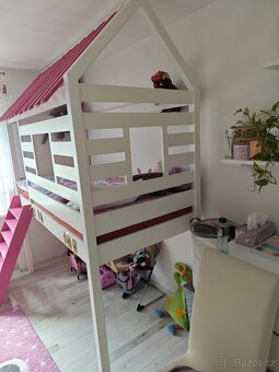 Dětská patrová postýlka ve tvaru domečku – TOP stav - 6
