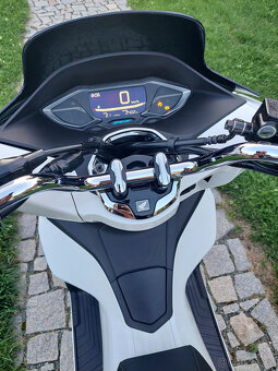 HONDA PCX 125 2024 ČR, najeto 2400km, kufr HONDA - 6