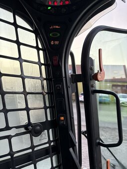 Smykový nakladč Bobcat S570 - 6