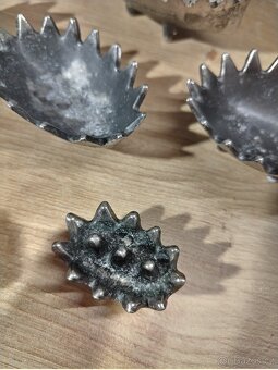 Retro ježek – sada kovových popelníků - 6