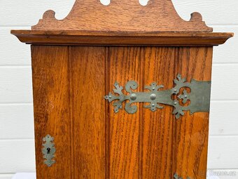 Starožitná dřevěná lékárnička zdobená skříňka - 6