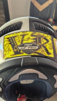 Helma AGV GP-PRO velikost L replika Valentino Rossi - 6