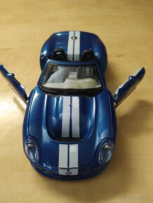 Model v měřítku 1:24 SCHELBY séries 1. 1999 cabrio - Burago. - 6