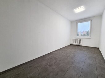 Podnájem prostorného bytu 3+1 s lodžií, lokalita Krynická, P - 6