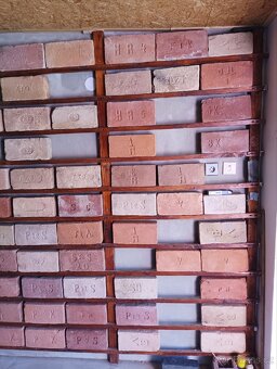 Prodám staré cihly s různými kolky - 6