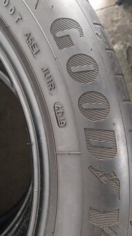 Prodám 2 x letní pneu Goodyear 205/55/17 - 6