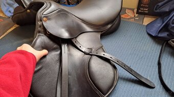 Skokové sedlo na velmi širokého koně 16.5" / 5 - 6