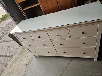 KOMODA IKEA HEMNES V LESKU S OCHRANNÝM SKLEM - 6