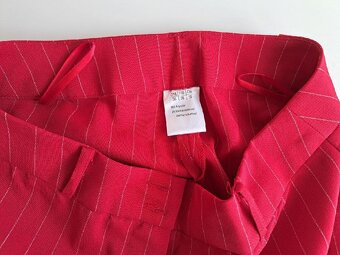 nový, červený kalhotový kostým s pruhy, vel. 38 - 6