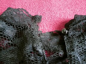 Malé černé krajkové šaty ke krku, pouzdrové - 6