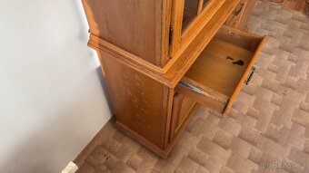 Masivní vitrína / příborník - 6