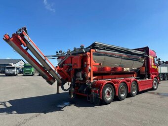 Scania R580 V8 8x4 nosič kontejneru s asfaltovým rozmetadlem - 6