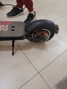 E kolobezka kingsong n10 + helma - 6