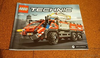 Lego technic letištní záchranné vozidlo - 6