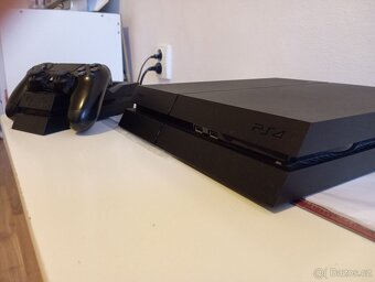 Prodám PlayStation 4 +volant 2x ovladač - 6