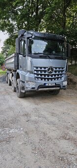 Mercedes Benz Arocs 8x4 třístranný sklápěč - 6