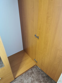 Šatní skříň se dvěma zásuvkami a zrcadlem uprostřed - 6