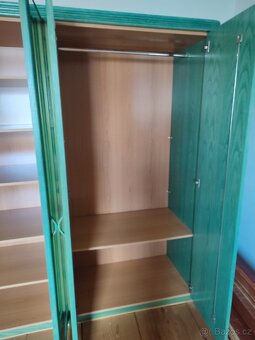 Velká zrcadlová šatní skříň - 6
