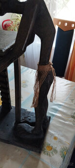 Afrika - domorodec drží stojan na CD - 6