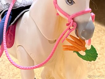 Interaktivní kůň Barbie od Mattela - 6