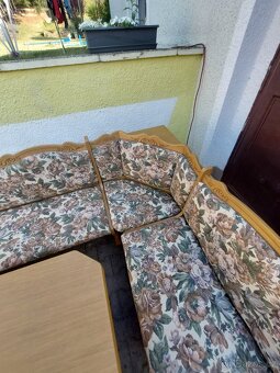 Rohova lavice vyřezavana stůl, 2 židle ,police - 6