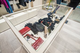 Prodej vybavení luxusní prodejny textilu - 6