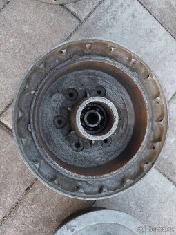 Jawa kyvacka - brzdovy štít, stred kola - 6