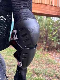 Chránič těla Emerze EM7 černý-velikost S - 6