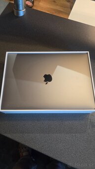 MacBook Air M1 (2020), 8GB / 256GB – perfektní stav, komplet - 6