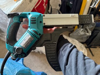 Makita 6842 elektrický šroubovák se zásobníkem - 6